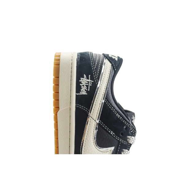 Nike SB Dunk Low x Stussy