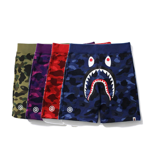 Kratke hlače Bape s potiskom morskega psa in kamuflažnim vzorcem